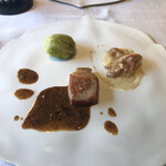 リョウリヤ ステファン パンテル - ポーク。生肉苦手なのでよく焼いていただきました。
      奥は36時間かけて火を入れたポークを包んだロールキャベツとニョッキ。