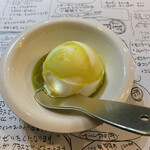 Yamaneko Ken - 牛乳アイス　ピスタチオソース