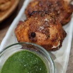 カッチャル バッチャル - タンドリーチキンとミントソース