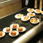 ザ・テラス - フレンチトーストはシロップがかかった状態で小分け、フォカッチャピザも小分け