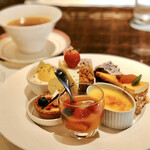 ザ・テラス - コンソメスープはスタッフさんに取ってもらいました