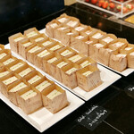 ザ・テラス - サンドイッチもトングを使わないワックスペーパー仕様に