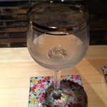 日本料理 つるま - グラスの白ワインはエラスリス