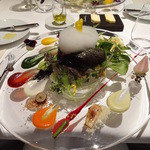 ハジメ - 4、前菜：ミネラル　105種類の野菜で地球を表現したとのこと。サラダではありません。想像を超えた素材とソースのコラボ