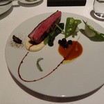 ハジメ - 8、メイン：鴨肉。絶妙の柔らかさと皮の香ばしさ。複数のソースやワサビなどでもいただく。