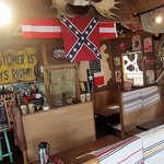カウボーイカレー - 店内はアミューズメント的要素満載！