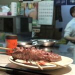 大倉山もつ肉店 - たん（手前）、かしら（後ろ）