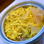 旬菜食房栖玄 - 蒸し寿司：　筍、椎茸、綿糸玉子