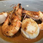 KANAME - スペシャルランチコース３９００円。ホタテと天使の海老のポワレ アメリケーヌソース。ホタテも海老も味が濃く、ソースに負けない素材です（╹◡╹）