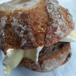 メゾン ムラタ - マロングラッセが入っており、不思議な組み合わせ？
      ところが、 カマンベールチーズの塩気ととっても合い、美味しかったな♡