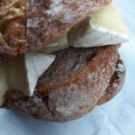 メゾン ムラタ - カマンベールチーズがはみ出てる！