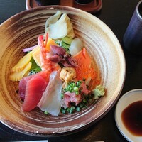 なか安 - チラシ寿司  
                    これほ間違って配膳されたもの
                    なので食べてません