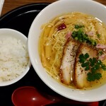 ペペロンラーメン、サービスライス
