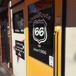 グランドルート66 - 入口横に「フレンチのシェフが作るカレーとチーズケーキの専門店」とゆー看板が