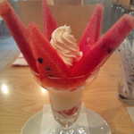 フルーツパーラーゴトー - 熊本産の風合い素晴らしく甘い西瓜パフェ