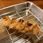 串焼キ カメチヨ・シャルボン - 鶏皮塩