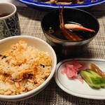 食べるお宿 浜の湯 - 鮭釜飯、赤出し仕立て　渡り蟹　青葱、香の物の漬物三点盛り