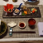 食べるお宿 浜の湯 - テーブルの上は料理がセッティングされてます