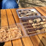 吾助 - サービスのモヤシナムルと、焼鳥各種&エビ焼き