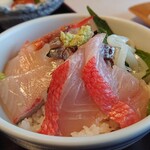 食べるお宿 浜の湯 - 豪華な舟盛りの刺身で作った即席海鮮丼