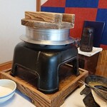 食べるお宿 浜の湯 - 釜で出してくれて中には炊き立てのご飯がたっぷり