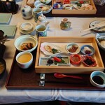 食べるお宿 浜の湯 - テーブルの上にはこのように料理が並んでます