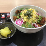 かつ丼 吉兵衛 - ちらしかつ丼850円（税込）　※たくあんは、セルフで