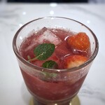 ルジュルカフェ ビストロ - ＊上には「半分にカットした苺1個、下にはブルーペリーの甘露煮が入っています。 シロップをソーダで割ってあるので、すっきりします。