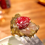 ラ・トォルトゥーガ - 淡路島ブリスケのコンビーフ いちごのサラダ リフト