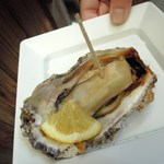 沖野水産 - 焼き牡蠣1個200円