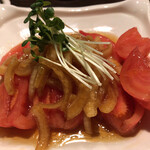 鶏's - 鶏's(自家製玉ねぎドレッシングのトマトサラダ)