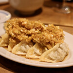 餃子とスパークリング バブルス - 揚げ餃子