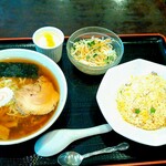 月徳飯店 - Aセット　醤油ラーメンと半炒飯　900円