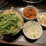 竹千代 - もんじゃ焼きベースにニラ、玉ねぎ、もち、激辛キムチトッピング