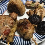 炭火焼鳥 半蔵 - 料理写真:焼きおにぎり、ネギマ、ヤゲンナンコツ、しいたけ肉詰め、バクダン、皮、トマト巻き、アスパラ巻き