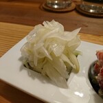 酒呑蕎食〆タグル - 新玉ねぎとセロリのマリネ