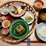 象印食堂 - 炎舞炊きごはんに季節のおかずやご飯のお供、ブランド卵まで！平日限定花籠膳1,320円