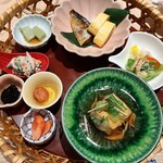 象印食堂 - 可愛いかご盛りに小さなおかずがズラリ！さばの木の芽醤油焼きや揚げ出し豆腐、ご飯のお供も3種類