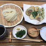 Temmori Udon Yuuji - ざるうどん＋野菜の天ぷら＝９５０円
