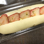 BROWN BAKERY CAFE BAR - いちごの白コッペ