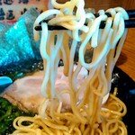 Yokohamaiekeiramem menya kagerou - 麺は太めのストレート、箸が樹脂製、すべります( ´艸｀)、麺リフト難しい
