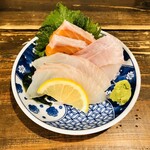 寅屋 - 刺身3点盛り560円、ヒラメ、脂の乗ってる石鯛、サーモン。