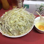 ラーメン 麺徳 - ラーメン　野菜マシ　生卵
      豚はモヤシのように隠れている