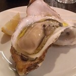 ズッペリア オステリア ピティリアーノ - 三陸生ガキ　レモンとオリーブオイルで、しっかりした身、どちらかというとさっぱりした味わい、もちろんミルキーさは感じられます。