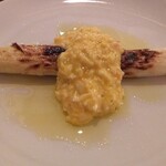 ズッペリア オステリア ピティリアーノ - フランスロワール産ホワイトアスパラの炭火焼きバッサーノ風ソース、しっかりとした食感、シンプルだけどほのかな酸味もいい、この玉子のソースもなんだかコクがあっていい何が入っているのだろう？