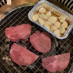 八苑 - ニンニクのホイル焼き
            翌日のニオイなんて関係ないさ〜