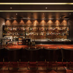 ル・コネスール - たくさんのお酒を眺めながら、カウンターで・・・