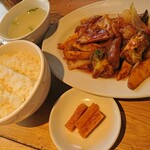 威南記海南鶏飯 - 海老のBBQソース炒め」、ご飯、スープ、漬物で税込み1,000円。