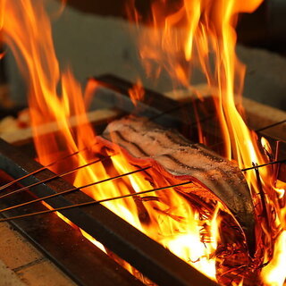 目の前で焼き上げる豪快炭火焼き料理の数々