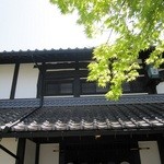 福助 - 新緑に黒瓦が映えます。